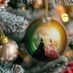 Wicked Themed Design Ornament 2025, Weihnachtsdekoration, 3 in Runde Holzwerkstoff, Geschenk für Musical Theater Fans
