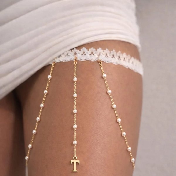 Chaîne de cuisse personnalisée, jarretière de mariée en perles d'or avec pendentif en forme de lettre personnalisée, chaîne de jambe en dentelle fabriquée à la main, cadeau de mariage parfait pour la 