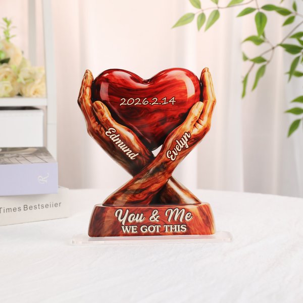 Ornement personnalisé en acrylique avec les mains entrelacées et le coeur avec les noms et la date Décoration de bureau Anniversaire Cadeau de la Saint-Valentin pour le couple