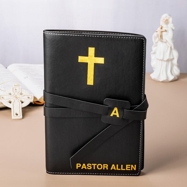 Carnet de notes personnalisé en cuir PU avec initiales et texte Croix dorée Cadeau d'anniversaire de baptême religieux pour pasteur chrétien