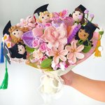 Personalisierte Crochet Graduation Bouquet mit Puppe, Klasse von 2026 handgemachte Geschenk, Graduation Day Geschenk für Sie / Grad