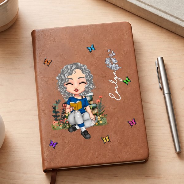 Carnet de notes personnalisé en simili cuir, avec personnage de bande dessinée, titre de lecture et fleur de naissance : cadeau d'anniversaire idéal pour les passionnés de lecture et les amateurs de l