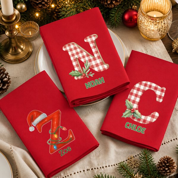 Personalisierte Serviette mit Weihnachtsmannmütze im Holly-Gingham-Design, farbigen Lichtern und Initialen – Weihnachtsgeschenk für Familie und Freunde bei Familienfeiern