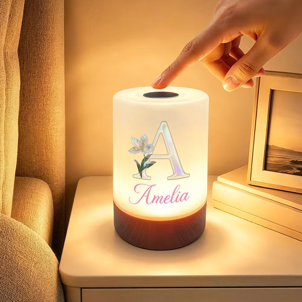 Personalisiertes Nachtlicht mit Geburtsblume, Perleffekt, Initialen, dimmbarer Touch-Steuerung und wiederaufladbarem Akku – mit Namen, als Geschenk zum Geburtstag oder zur Einweihung für Familie und F